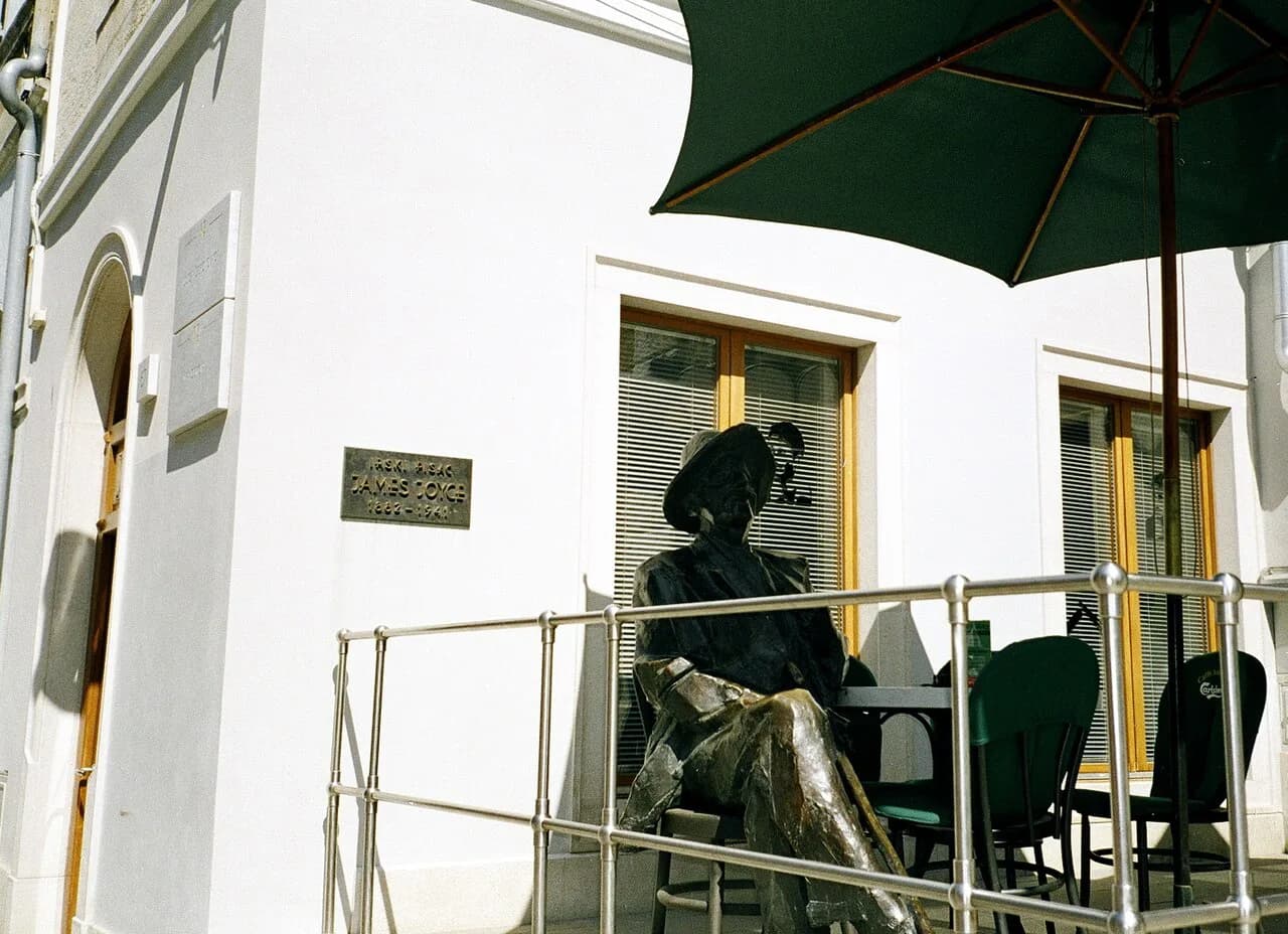 Caffe Bar Uliks, Pula: James Joyce's Bar by the Arch
