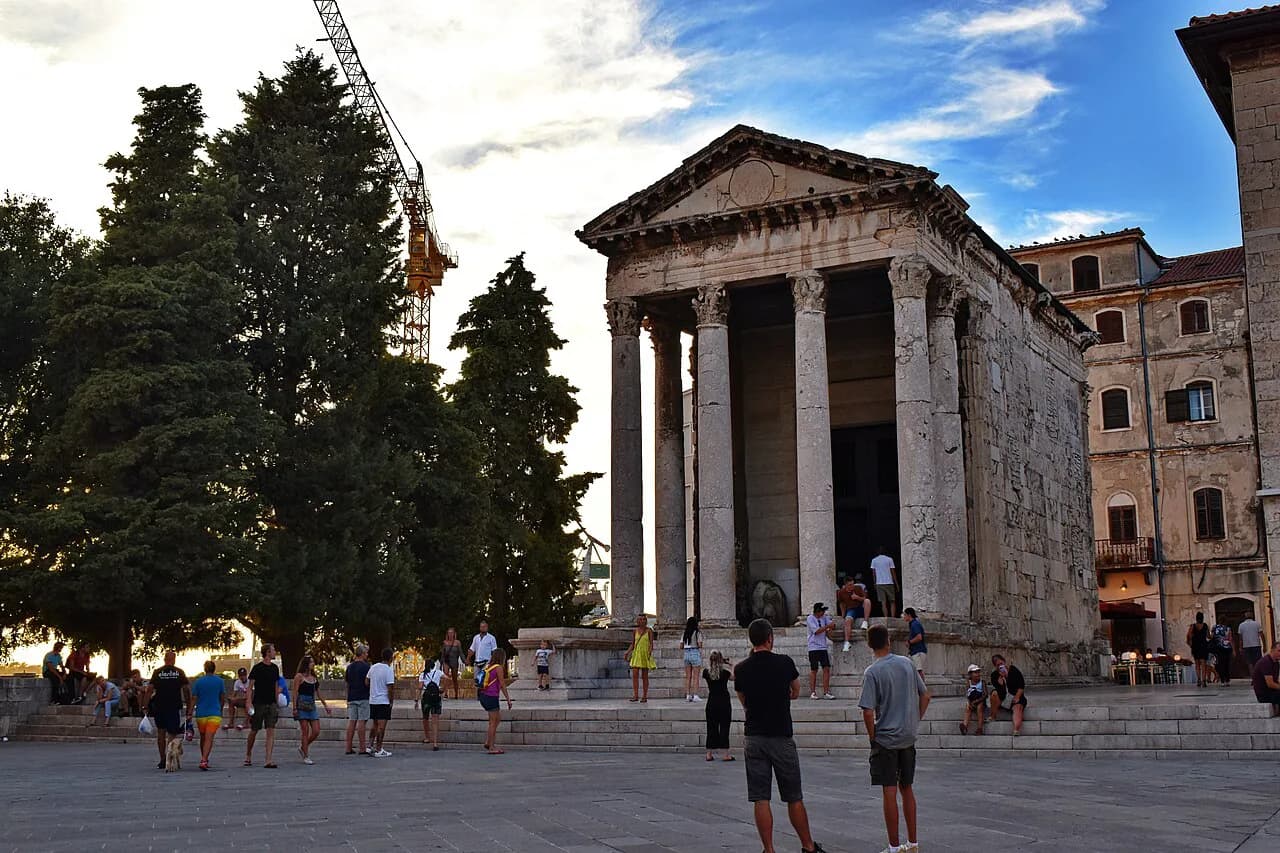 Restaurants Near Pula Arena: Where to Eat in Pula