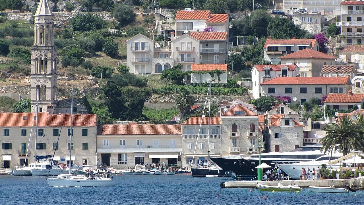 Street Food in Hvar: Quick Bites, Bakeries and Small Plates