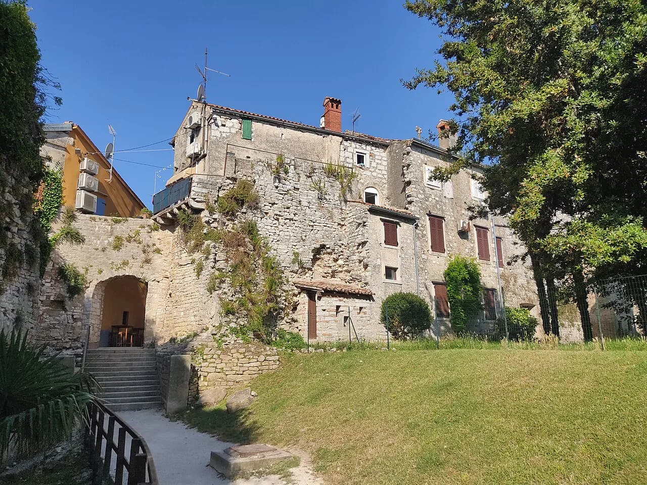 Poreč Market: Where It Sits and What to Buy Nearby