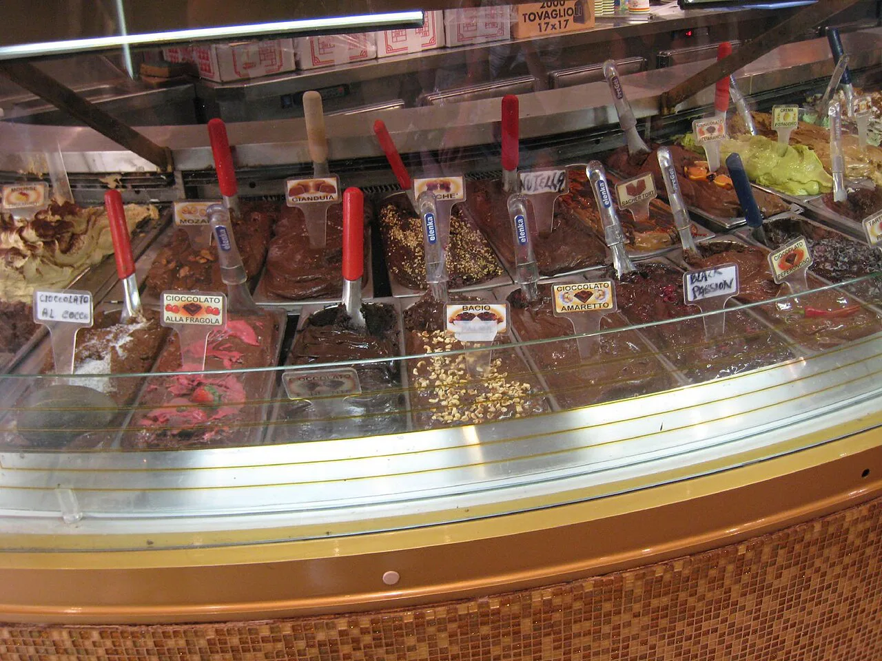 A long display of gelato flavours.