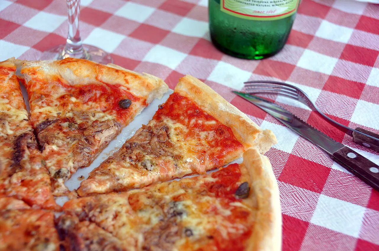 Pizza topped with tuna, anchovies and capers.