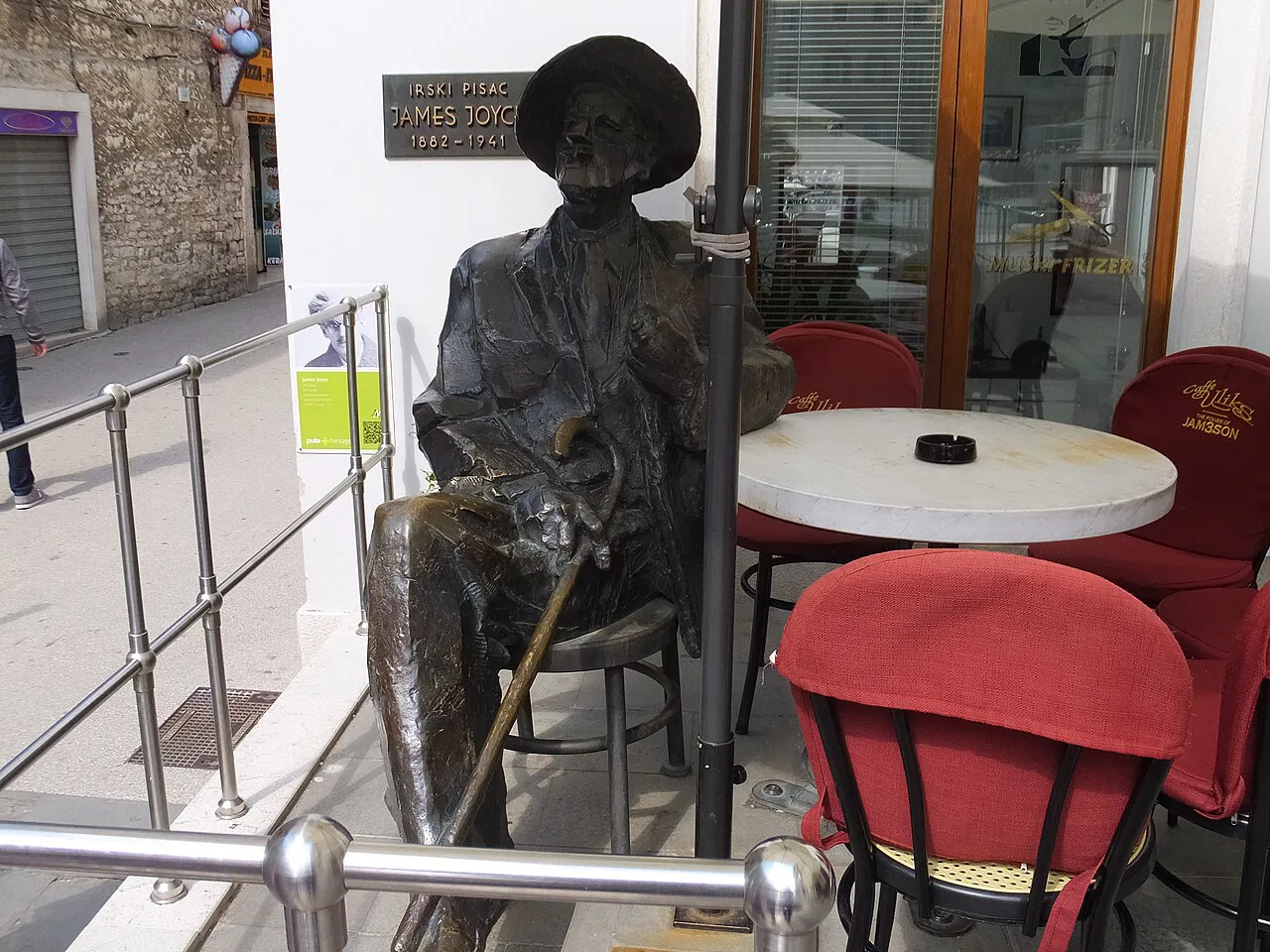 The James Joyce statue and its plaque on Trg Portarata, Pula.