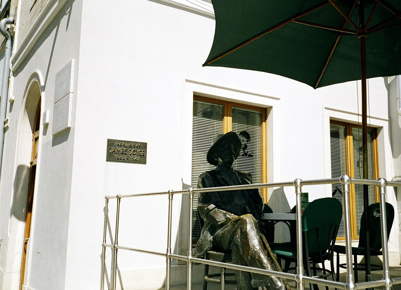 The bronze James Joyce statue at a terrace table on Trg Portarata, Pula.