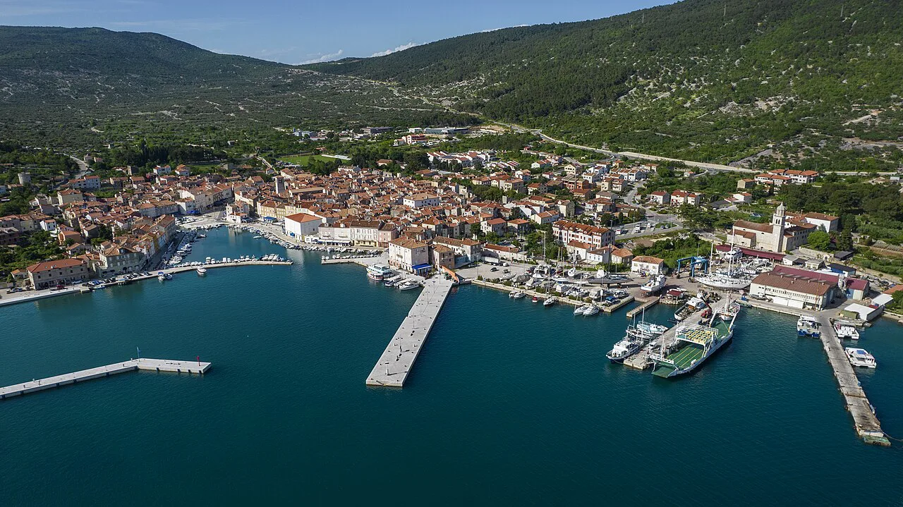 Cres town and its harbour.
