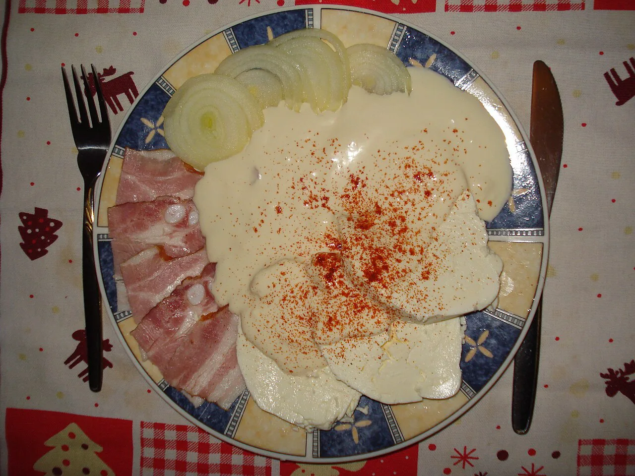 Curd cheese with cream, served with bacon and onion, Međimurje.