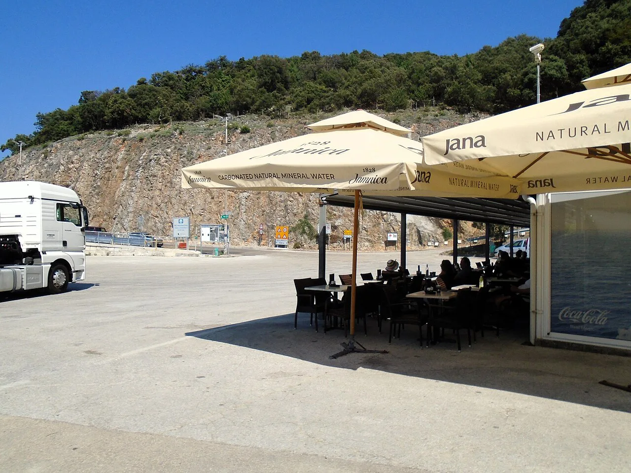 An open-air café at the Merag ferry harbour, Cres.