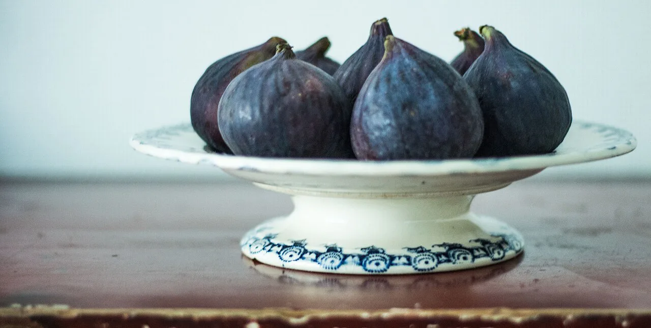 Fresh figs on a platter.