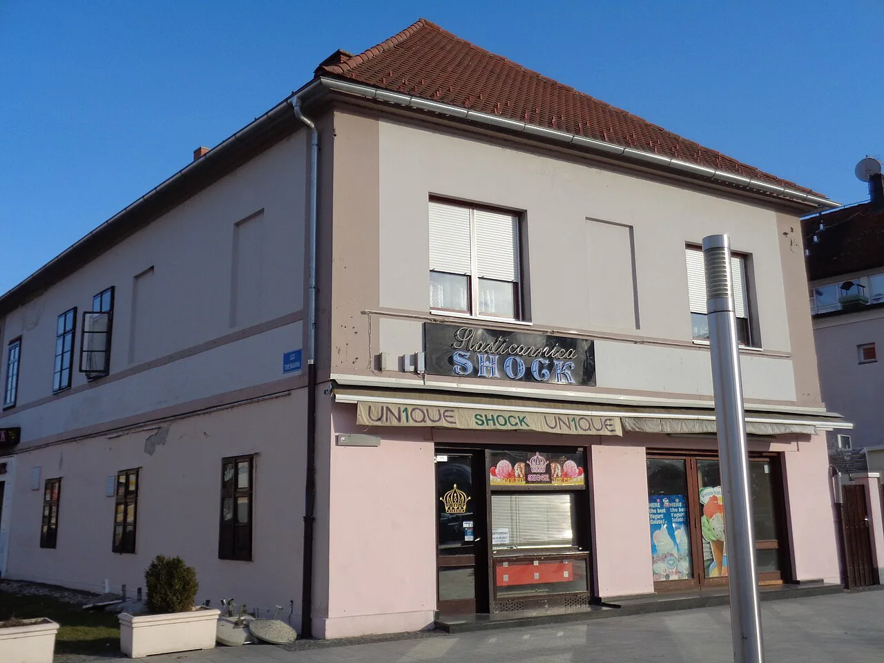 The Šok ice cream shop on a street corner in Čakovec.