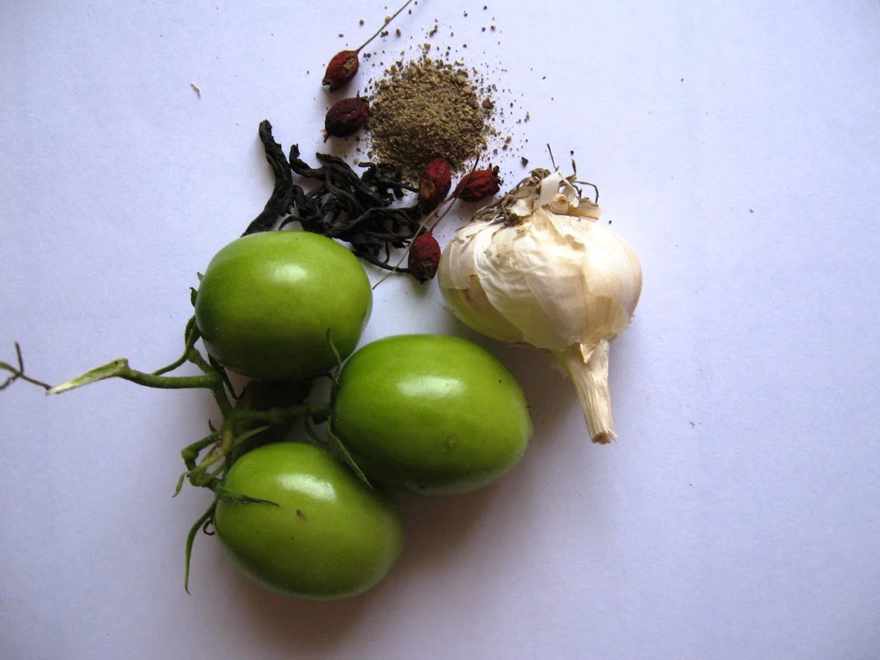 Dried spices with garlic and green tomatoes.