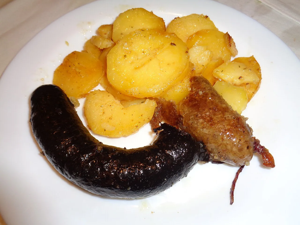 Međimurje black and white pudding served with roast potatoes.