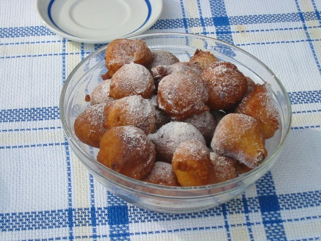 A bowl of fritule.