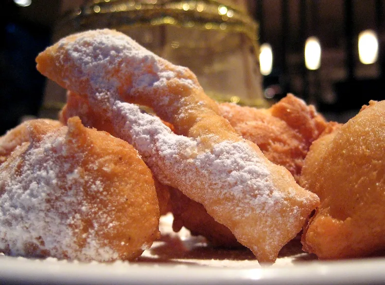 Kroštule and fritule dusted with sugar.