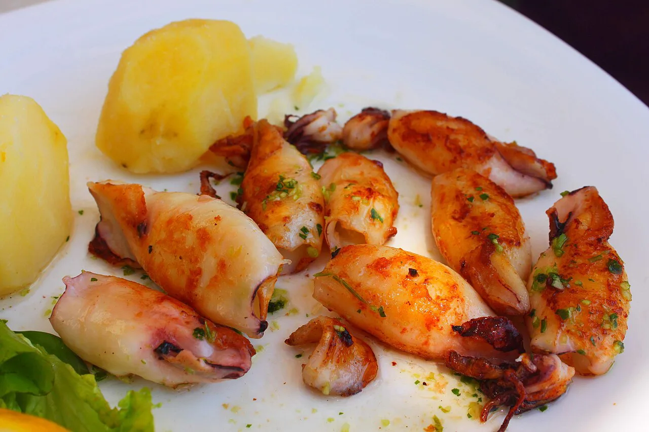 Lignje na žaru, grilled squid with potatoes.