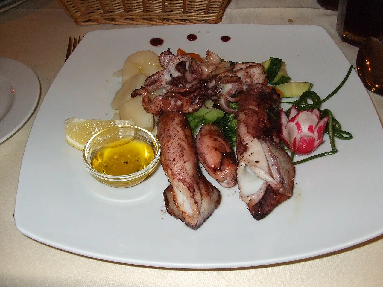 Grilled squid with olive oil and garlic dressing.