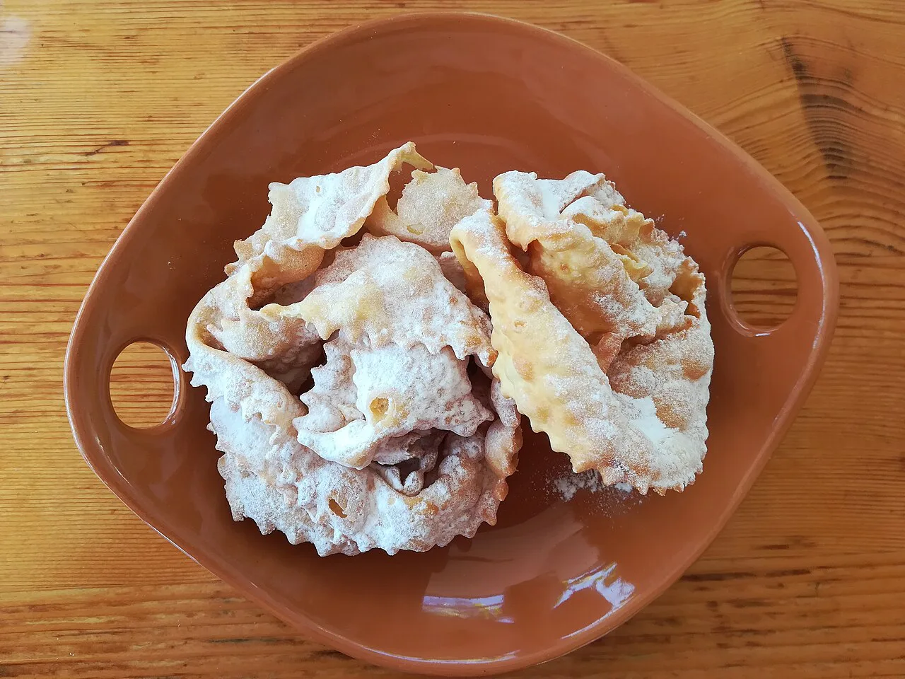 A bowl of kroštule.