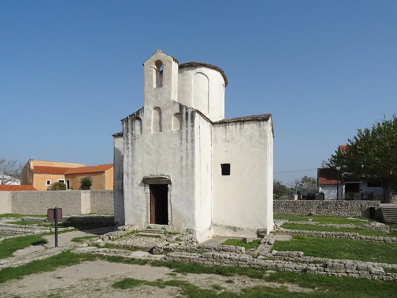 The Church of the Holy Cross and its grounds, Nin.