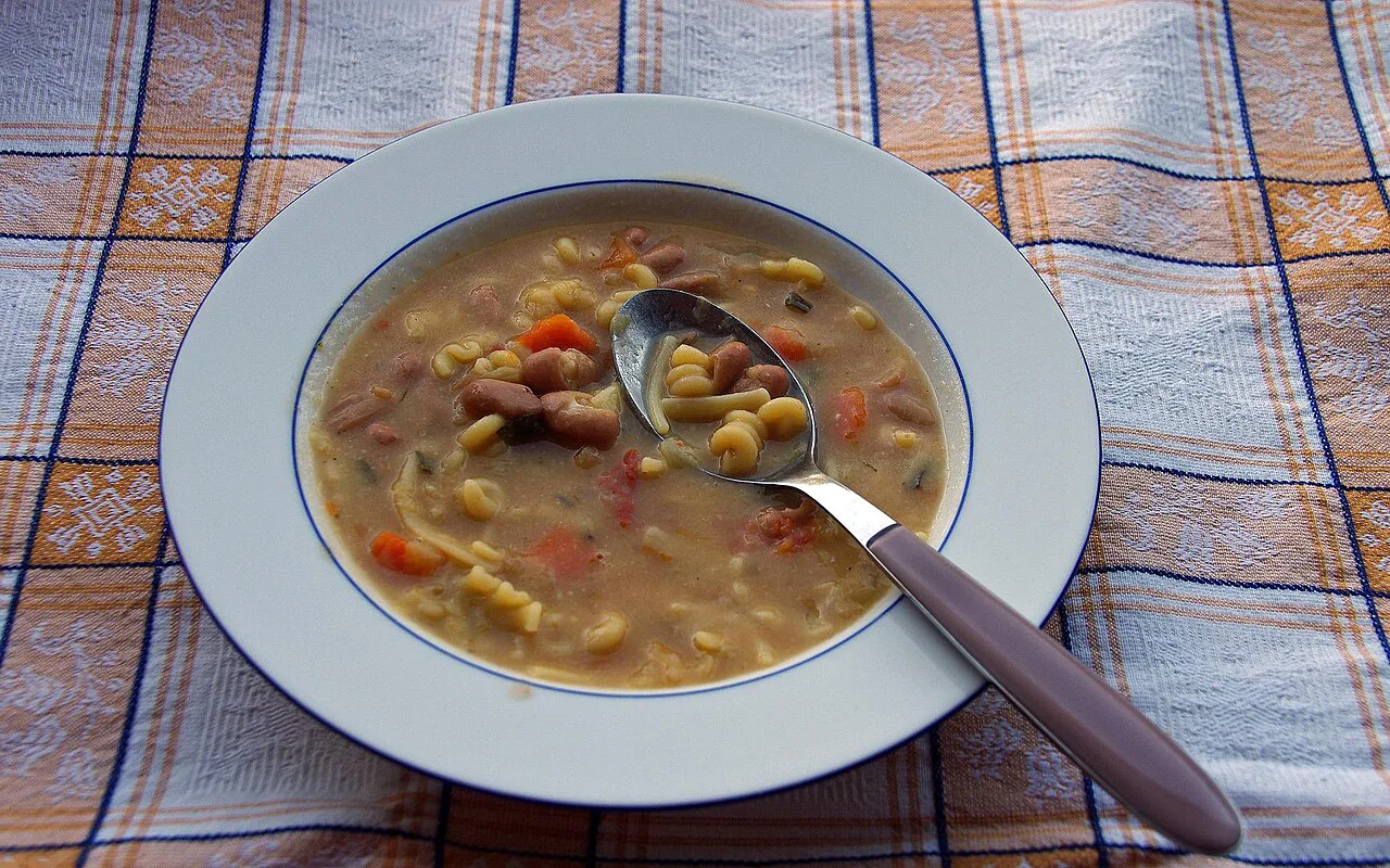 A bowl of pasta e fagioli, the Italian counterpart of pašta fažol.