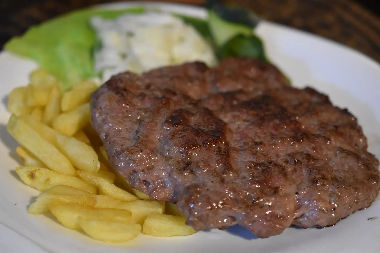 Pljeskavica with chips.