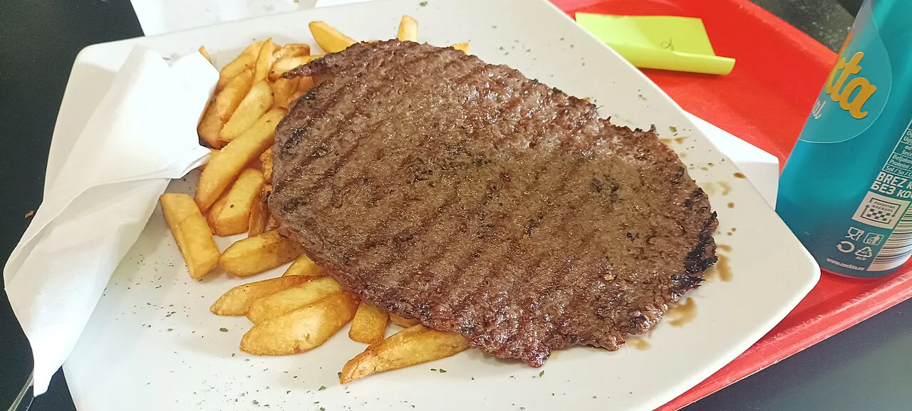 Pljeskavica served with chips.