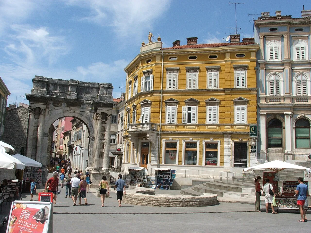 Portarata square and the Arch of the Sergii, Pula.