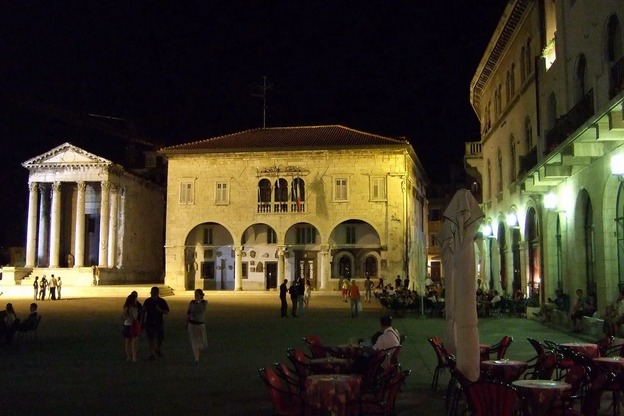 The Forum at night, Pula.