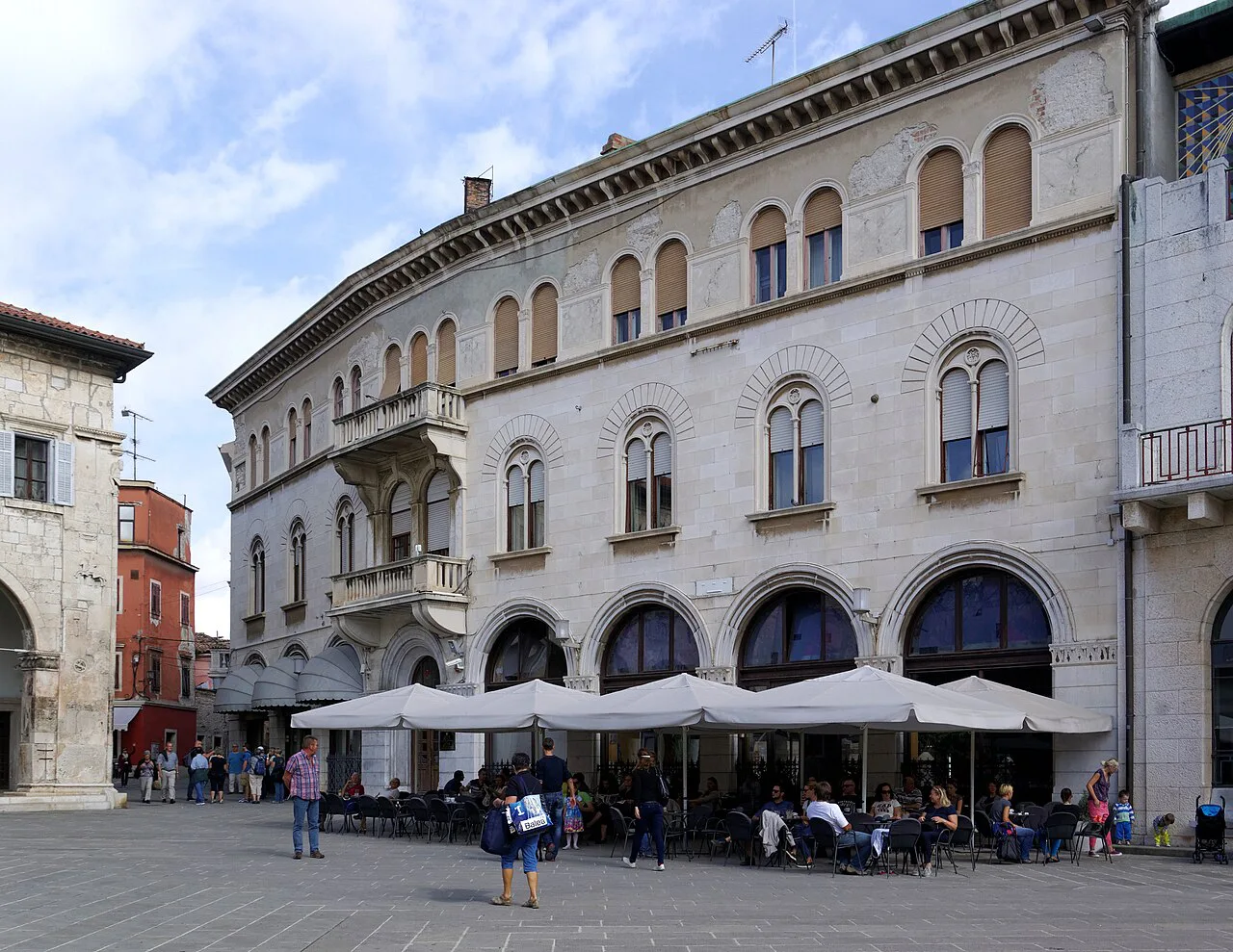 Café tables on the Forum, Pula.