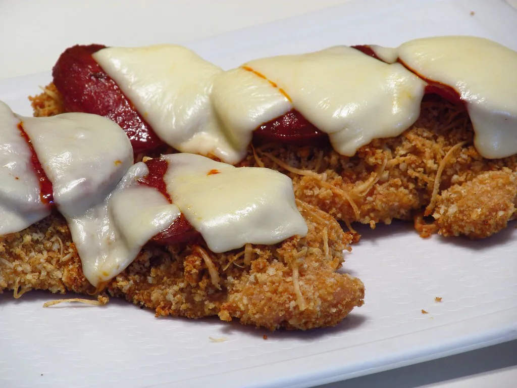 Chicken topped with kulen and cheese.