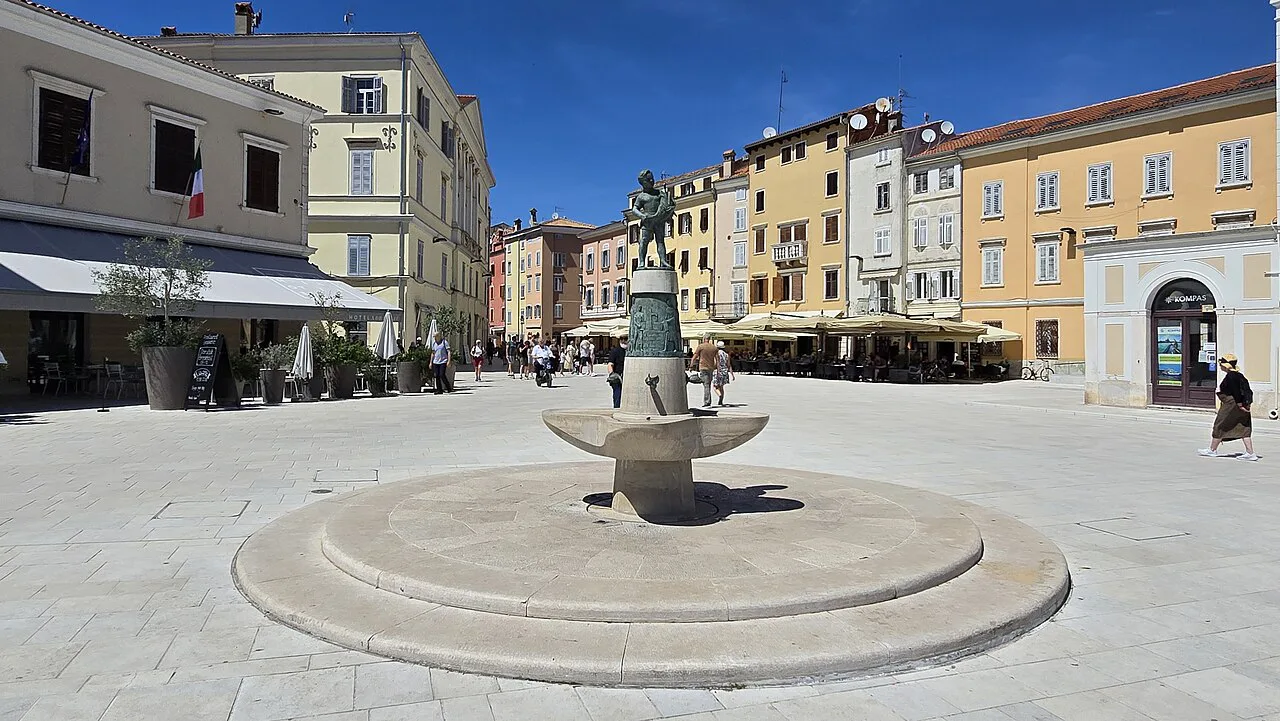 Café terraces around the fountain on Marshal Tito Square, Rovinj.