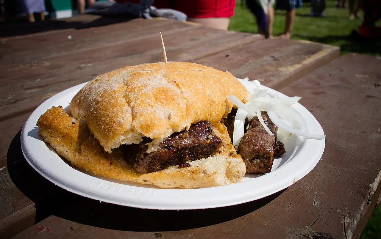 Ćevapi in flatbread with onion.
