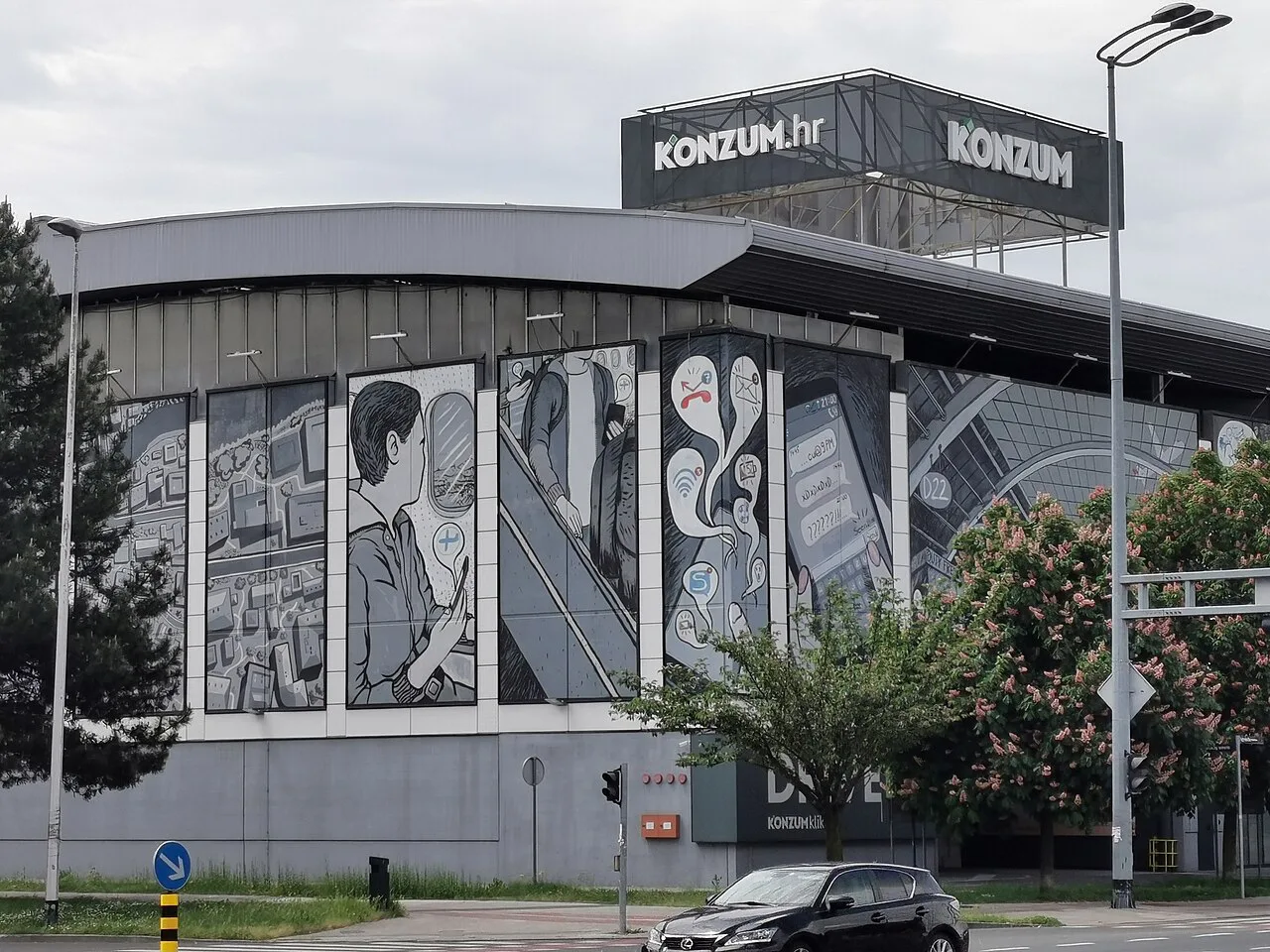 A Konzum supermarket with a mural in Vrbani, Zagreb.