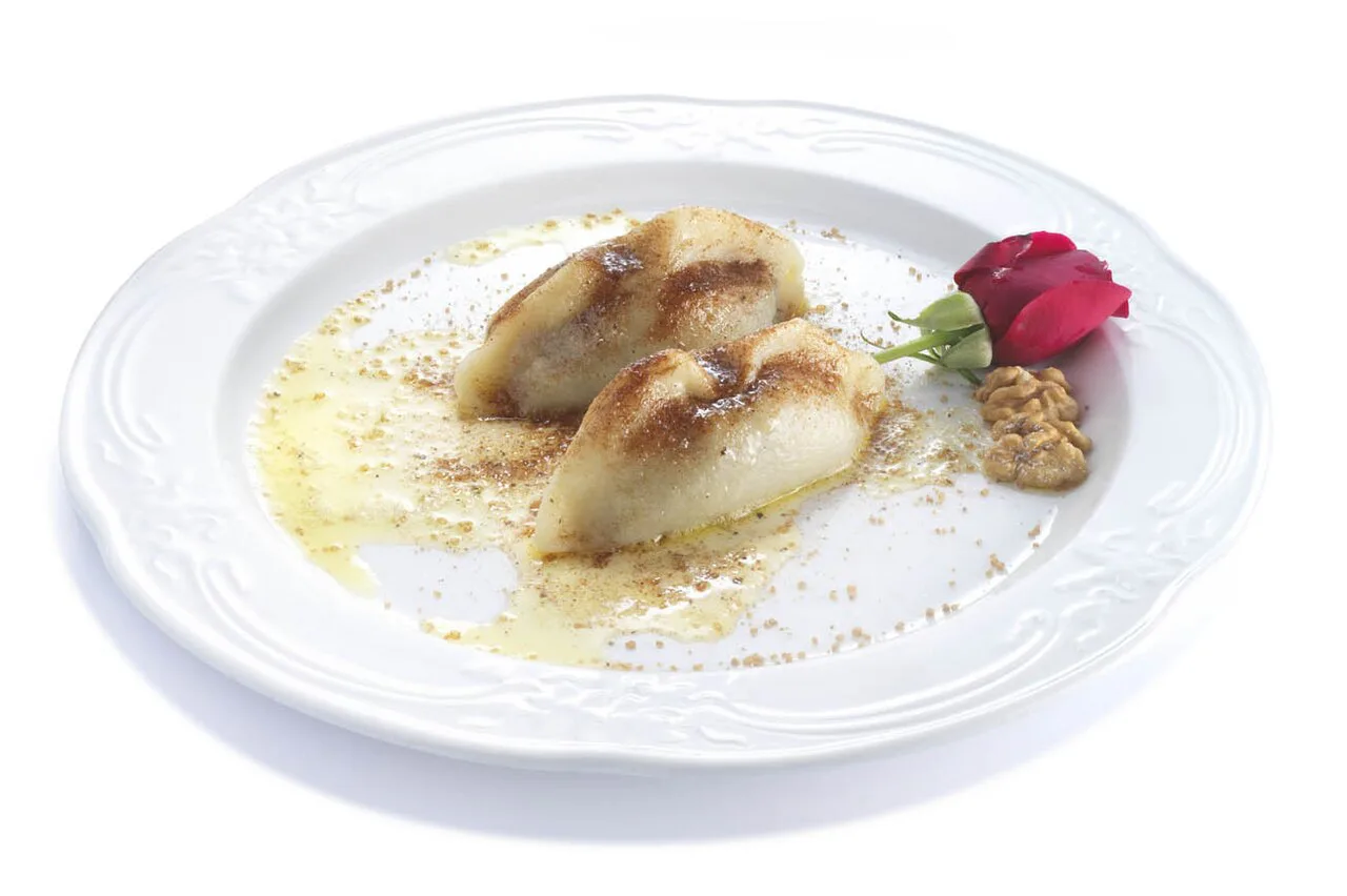 Štruklji served on a white plate.